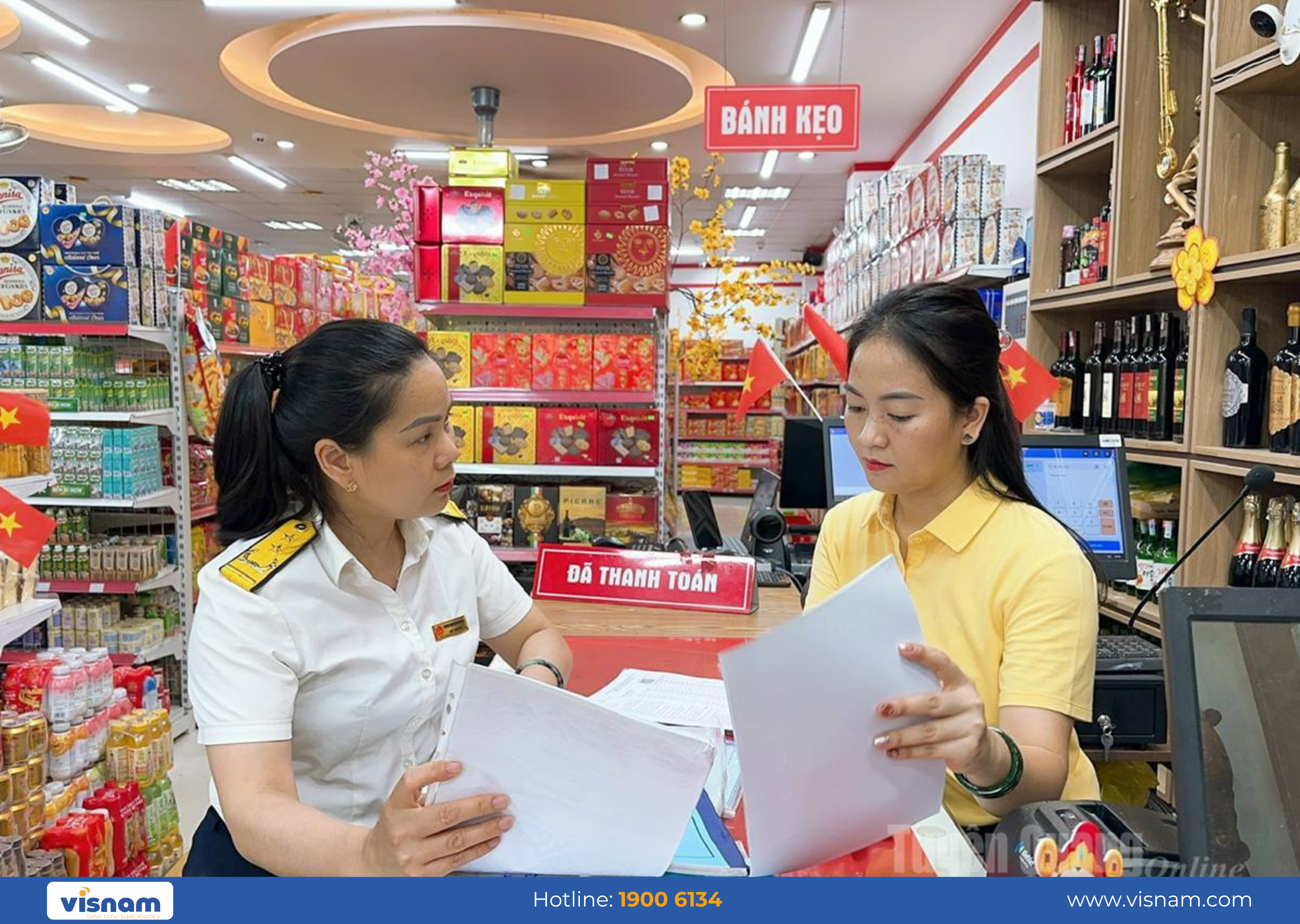 Cán bộ thuế hướng dẫn hộ kinh doanh thực hiện chính sách mới